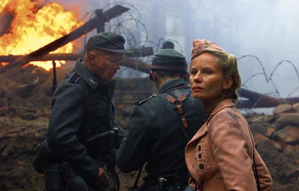Kadr z filmu 'Taniec śmierci. Sceny z Powstania Warszawskiego', reż. Leszek Wosiewicz
